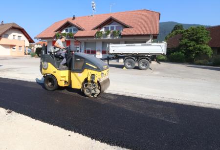 ASFALTIRANJE PARKIRNEGA PROSTORA OB GD GRAHOVO 05 FOTO LJUBO VUKELIČ